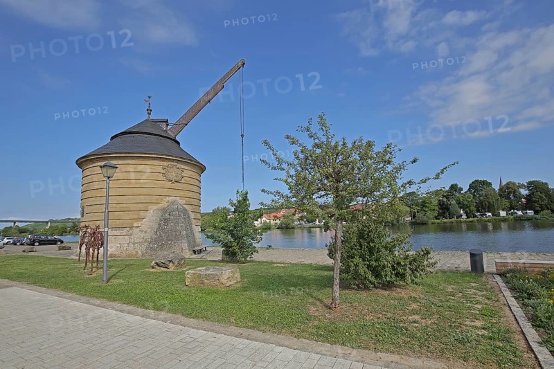 Historic old Main crane built in 1774, crane, Main riverbank, Main, Marktbreit, Lower Franconia, Franconia, Bavaria, Germany