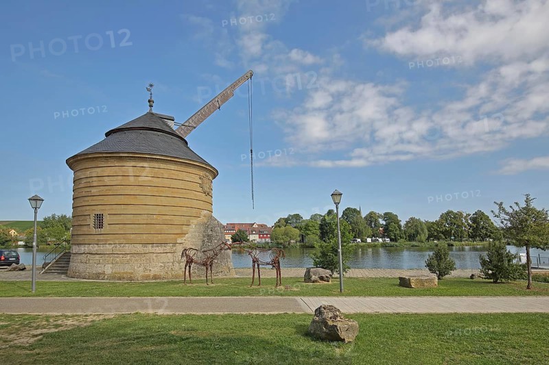 Historic old Main crane built in 1774, crane, Main riverbank, Main, Marktbreit, Lower Franconia, Franconia, Bavaria, Germany