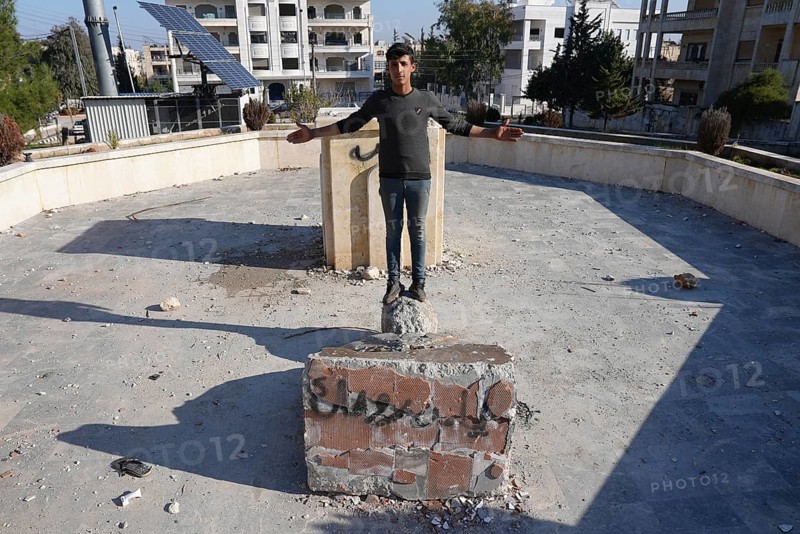 Syrians are seen destroying statues and regime symbols in Damascus after the fall of Bashar al-Assad's rule, marking the victory of the Syrian revolution. Damascus, Syria. December 18, 2024, Damascus, Damascus, Syria