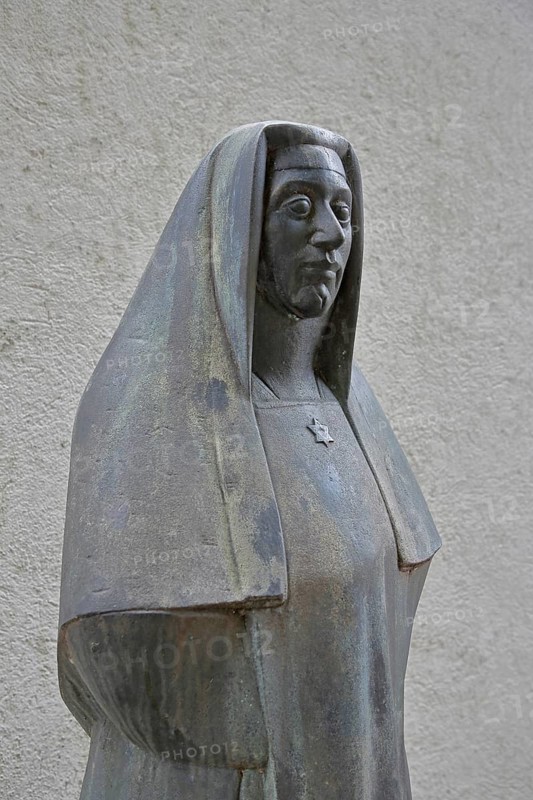 Monument to Jewish woman's rights activist and philosopher Edith Stein by Wilhelm Uhlig, sculpture, modern art, detail, face, parish hall, Assumption of the Virgin Mary, Pfarrer-Alois-Friedrich-Platz, Bad Neustadt an der Saale, Rhön, Lower Franconia, Franconia, Bavaria, Germany