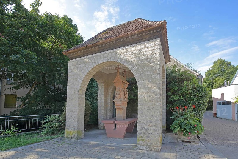 Late Gothic chapel with wayside shrine, crucifixion wayside shrine from 1460, small house, Volkach, Lower Franconia, Franconia, Bavaria, Germany