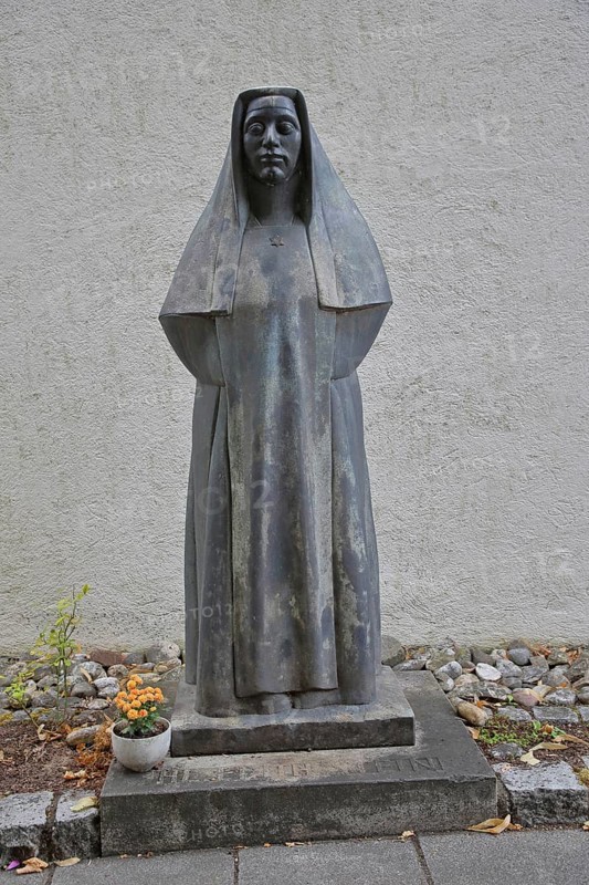 Monument to the Jewish woman's rights activist and philosopher Edith Stein by Wilhelm Uhlig, sculpture, modern art, parish hall, Assumption of the Virgin Mary, Pfarrer-Alois-Friedrich-Platz, Bad Neustadt an der Saale, Rhön, Lower Franconia, Franconia, Bavaria, Germany