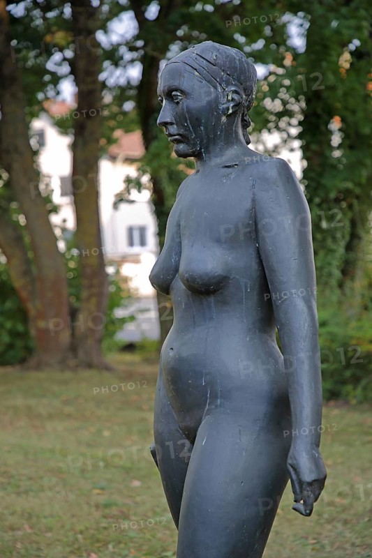 Sculpture Ursel by Wilhelm Uhlig, black nude female figure, modern art, Pershore Park, Bad Neustadt an der Saale, Rhön, Lower Franconia, Franconia, Bavaria, Germany