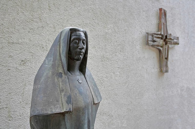 Memorial to the Jewish woman's rights activist and philosopher Edith Stein by Wilhelm Uhlig, sculpture, modern art, cross, parish hall, Assumption of the Virgin Mary, Pfarrer-Alois-Friedrich-Platz, Bad Neustadt an der Saale, Rhön, Lower Franconia, Franconia, Bavaria, Germany