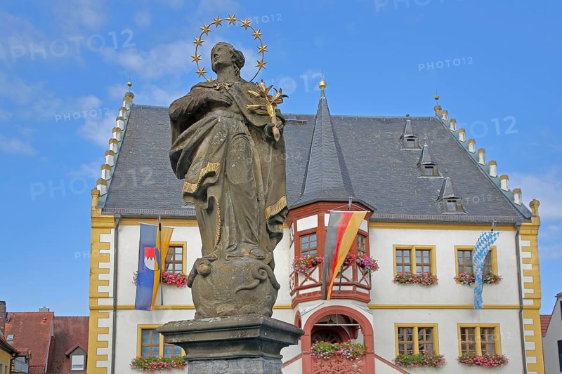 Madonna figure at the market fountain, Renaissance town hall with town flag, Bavarian state flag and German national flag, market square, Volkach, Lower Franconia, Franconia, Bavaria, Germany