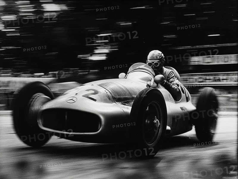 Ein Mercedes Benz Silberpfeil Grand Prix Rennwagen aus den 1930er Jahren in Aktion, AI generiert, AI generated