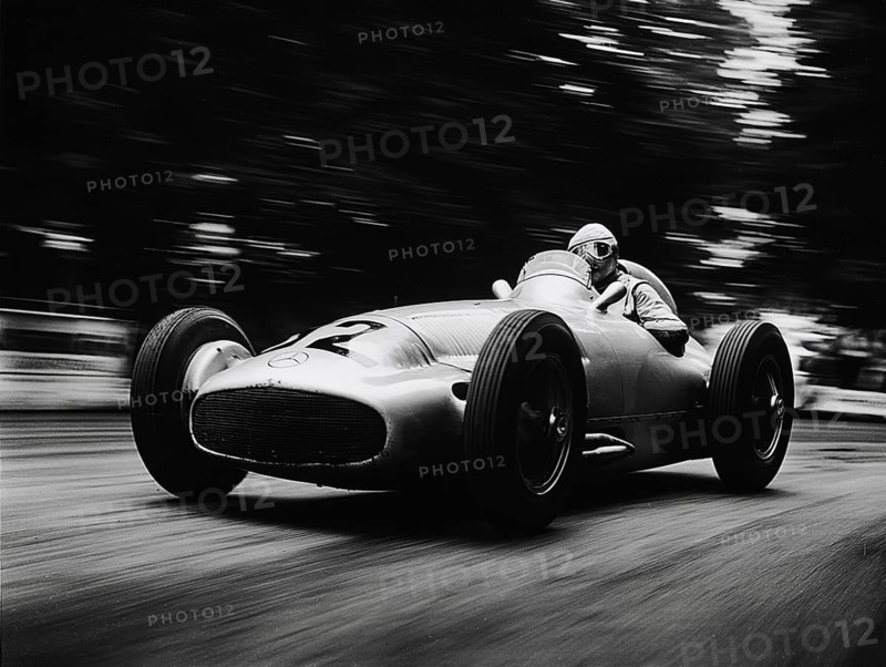 Ein Mercedes Benz Silberpfeil Grand Prix Rennwagen aus den 1930er Jahren in Aktion, AI generiert, AI generated