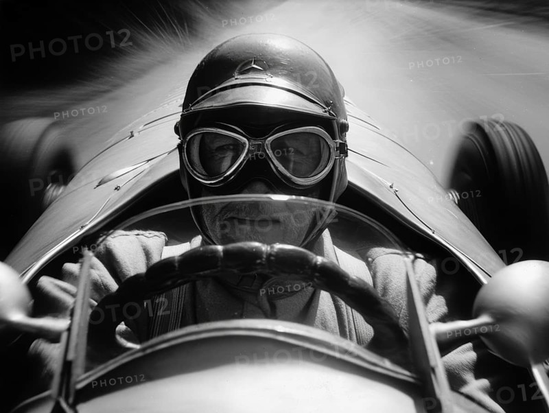 Portrait von einem Grand Prix Rennfahrer aus den 1930 Jahren in Aktion, AI generiert, AI generated