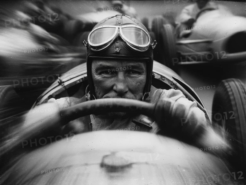Portrait von einem Grand Prix Rennfahrer aus den 1930er Jahren in Aktion, AI generiert, AI generated