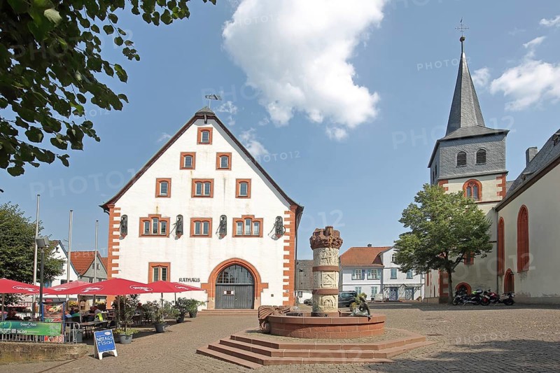 Town hall and fairytale fountain, St Catherine's Church, market square, Steinau an der Straße, Spessart, Hesse, Germany