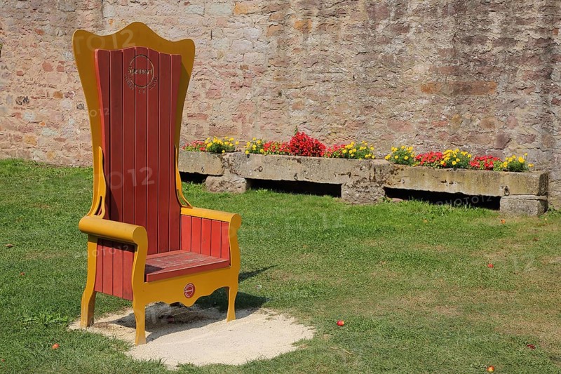 Red golden throne in the inner courtyard, garden, museum, Brothers Grimm House, Steinau an der Straße, Spessart, Hesse, Germany