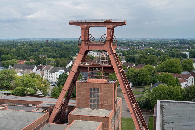 Double trestle headframe, view from the visitor terrace of the Ruhr Museum, Zollverein Coal Mine Industrial Complex, UNESCO World Heritage Site, Route of Industrial Heritage, Essen, Ruhr area, North Rhine-Westphalia, Germany