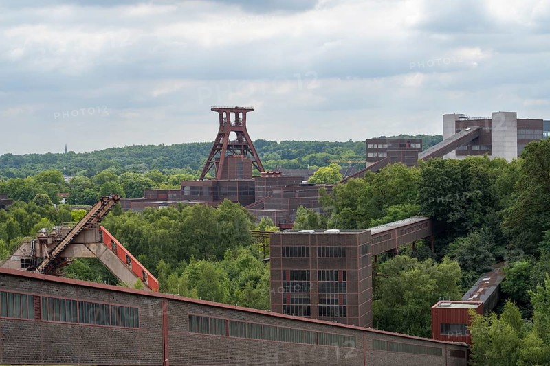 Zeche Zollverein with double trestle headframe, view from above from the coking plant, UNESCO World Heritage Site, Route of Industrial Heritage, Essen, Ruhr area, North Rhine-Westphalia, Germany