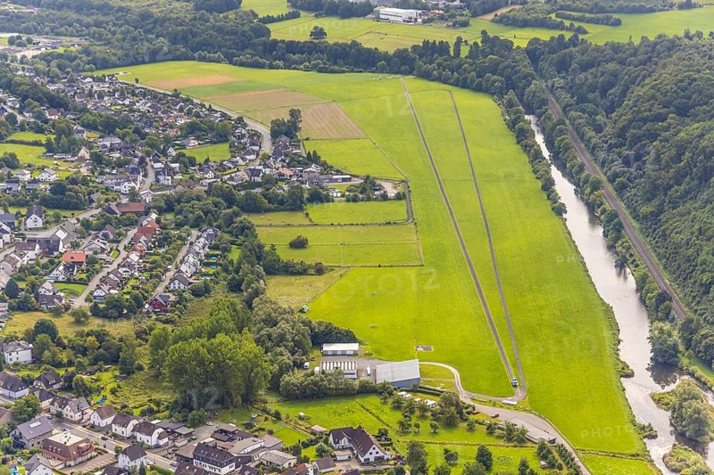 Aerial view, gliding area Oeventrop-Ruhrwiesen, Luftsport-Club Öventrop e.V. airfield at the river Ruhr, Glösingen, Arnsberg, Ruhr area, North Rhine-Westphalia, Germany, DE, Europe, airfield, aerial view, aerial photography, aerial photography, overview, bird's-eye view, overview