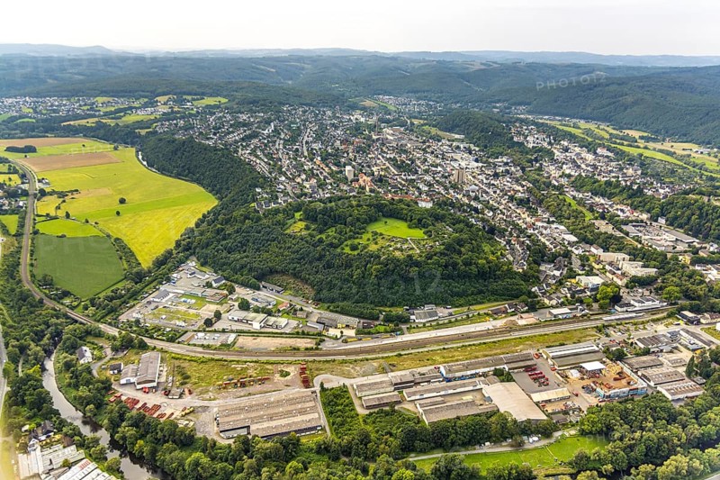 Aerial view, residential area local view district Obereimer and allotment garden association Lüsenberg e.V. in the forest, railway line, distant view Arnsberger Wald, Obereimer, Arnsberg, Ruhr area, North Rhine-Westphalia, Germany, railway tracks, DE, Europe, community garden, property tax, real estate, KGV, allotment garden, allotment garden site, allotment garden association, allotment garden association, allotment garden colony, aerial view, aerial photography, aerial photography, allotment garden, overview, bird's eye view, housing estate, housing and living, residential area, quality of living, residential neighbourhood, housing estate, residential area, birds-eyes view, overview