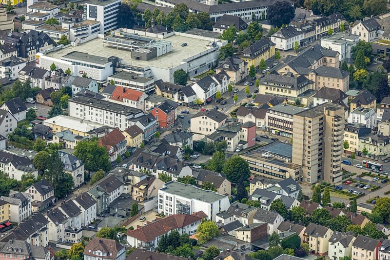 Aerial view, city centre view with shopping centre Brückencenter, Sparkasse high-rise building Clemens-August-Straße, Arnsberg, Ruhr area, North Rhine-Westphalia, Germany, DE, shopping, shopping centre, shopping markets, shopping place, shopping mall, Europe, finance, finance system, financial institution, aerial view, aerial photography, aerial photography, local supply centre, shopping centre, savings bank, overview, bird's eye view, birds-eyes view, overview
