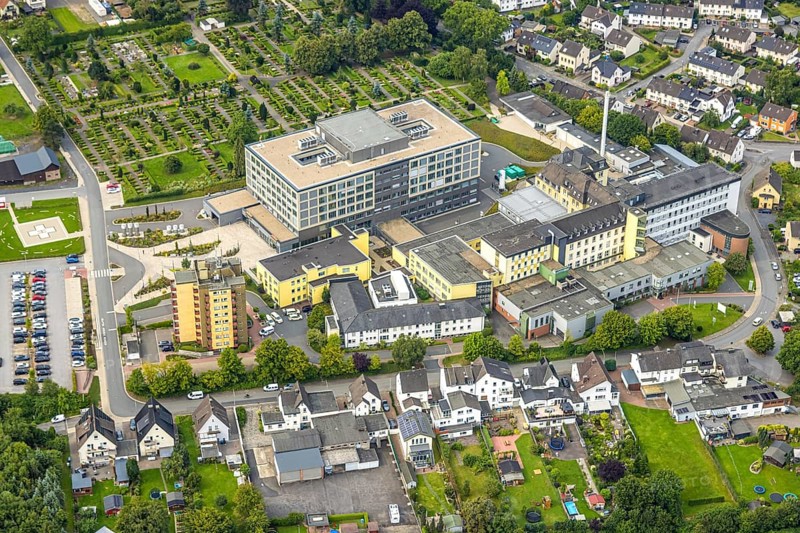 Aerial view, Alexianer Klinikum Hochsauerland - Karolinen-Hospital Hüsten, Kath. cemetery St. Petri, Hüsten, Arnsberg, Ruhr area, North Rhine-Westphalia, Germany, burial site, DE, Europe, cemetery, memorial, health care, cemetery, graves, cemetery, hospital, clinic, clinic, hospital, hospital, aerial photograph, aerial photography, aerial photography, medical facility, medical aid, resting place, overview, bird's eye view, birds-eyes view, overview, medical care