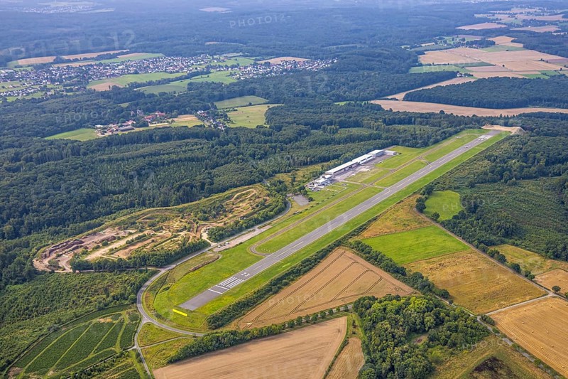 Aerial photo, Arnsberg-Menden airfield, runway and landing strip, Luftsportclub Arnsberg e.V., motocross track MCC Voßwinkel off-road race track, Echthauser Wald, Voßwinkel, Arnsberg, Ruhr area, North Rhine-Westphalia, Germany, DE, Europe, airfield, aerial photo, aerial photography, aerial photography, overview, commercial airfield, bird's-eye view, bird's-eye view, overview