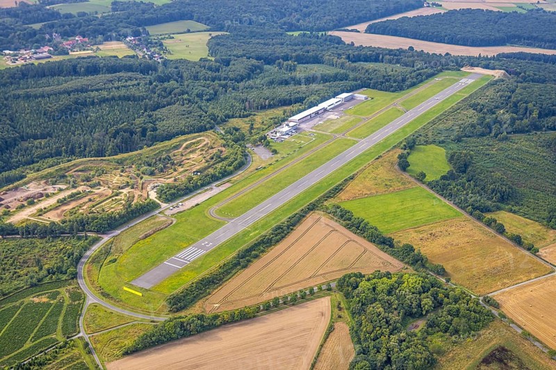 Aerial photo, Arnsberg-Menden airfield, runway and landing strip, Luftsportclub Arnsberg e.V., motocross track MCC Voßwinkel off-road race track, Echthauser Wald, Voßwinkel, Arnsberg, Ruhr area, North Rhine-Westphalia, Germany, DE, Europe, airfield, aerial photo, aerial photography, aerial photography, overview, commercial airfield, bird's-eye view, bird's-eye view, overview