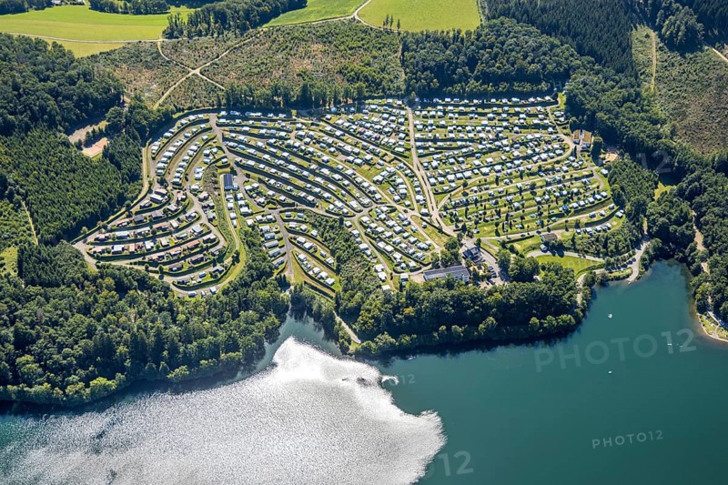 Aerial view, Listertalsperre with camping site Camping Gut Kalberschnacke, Herpel, Drolshagen, Sauerland, North Rhine-Westphalia, Germany, camping, camping facility, camping houses, mobile home, camping site, DE, Europe, leisure, hobby, aerial view, aerial photography, aerial photography, Ruhr area, overview, bird's-eye view, motorhome, caravan, birds-eyes view, overview