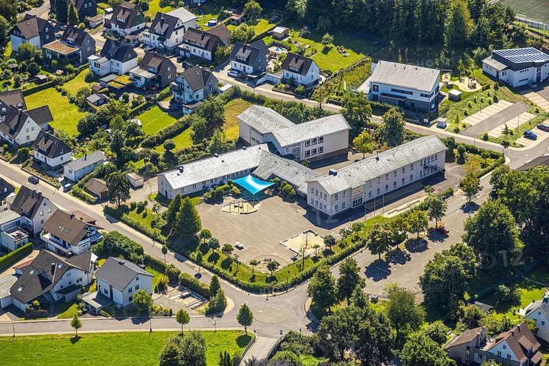 Aerial photo, primary school Gräfin-Sayn-Schule, sun protection awning on the schoolyard, Drolshagen, Sauerland, North Rhine-Westphalia, Germany, education, educational institution, DE, Europe, primary school, teaching institute, aerial photo, aerial photography, aerial photography, Ruhr area, school, overview, bird's-eye view, overview