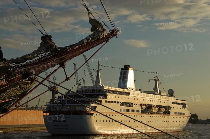 Four-masted schooner Sedov and the cruise ship Deutschland, Port of Hamburg, Hamburg, Germany, Port of Hamburg, Hamburg, Lower Saxony, Germany