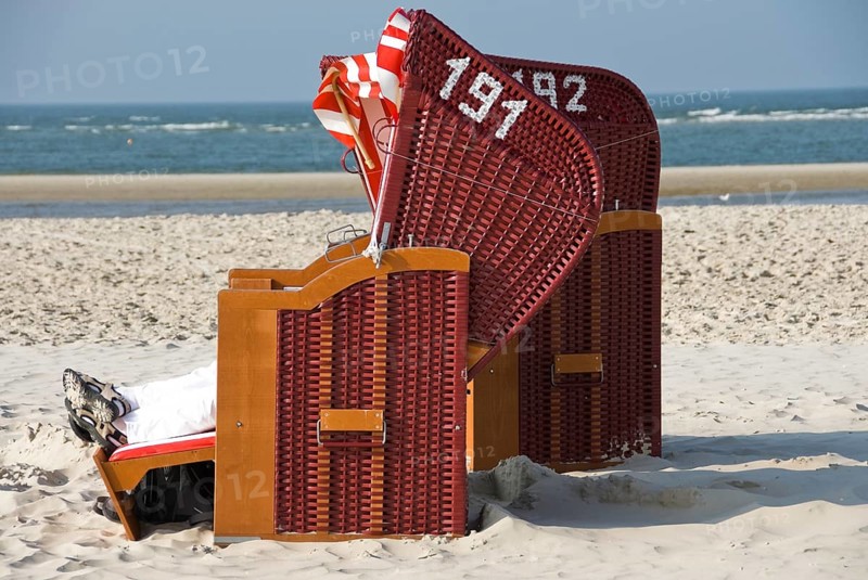 Pure enjoyment of the last rays of sunshine of the year on the beach of Norddorf on the North Frisian island of Amrum, Amrum, Norddorf, North Frisia, Germany