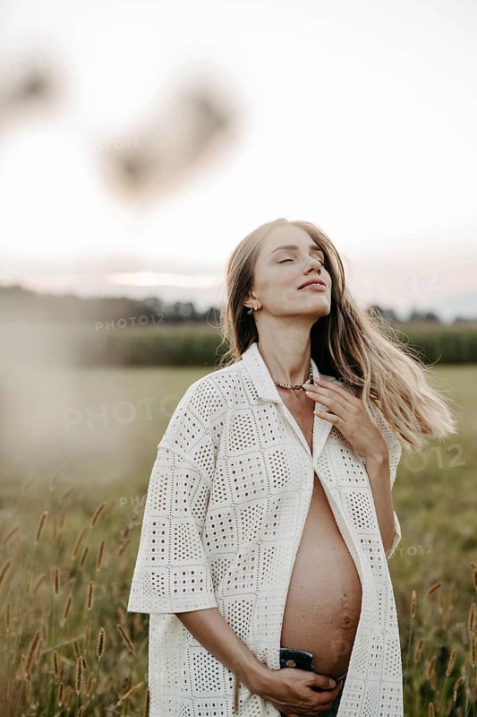 Pregnant, attractive woman, 25+