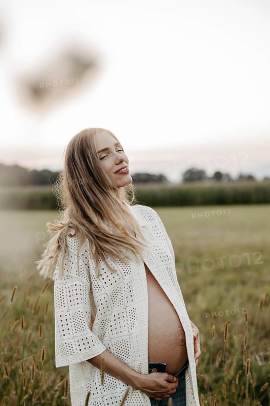 Pregnant, attractive woman, 25+