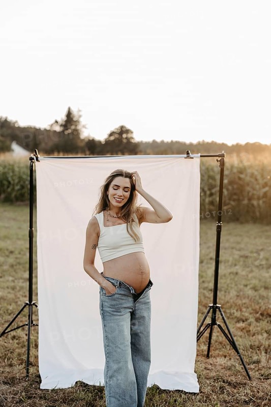 Pregnant, attractive woman, 25+