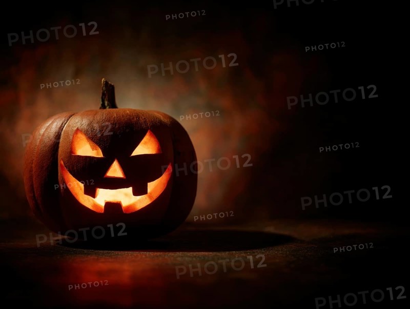 A spooky carved glowing pumpkin in a dark room, symbolising Halloween and autumnal mood, AI generated, AI generated