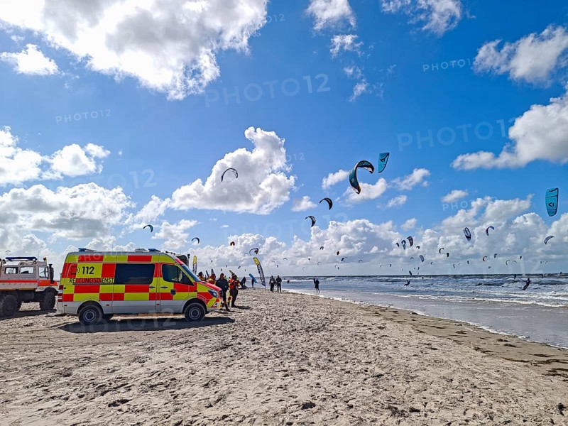California kitesurfing Masters 2025 on the edge of the Wadden Sea UNESCO World Heritage Site, North Sea, beach, kitesurfing, sport, leisure, summer, sun, blue sky, white clouds, rescue service, ambulance, Ording, Sankt Peter-Ording, Schleswig-Holstein, Germany