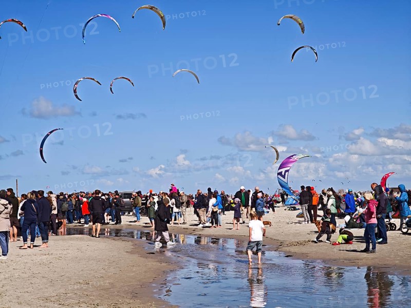 California kitesurfing Masters 2025 on the edge of the Wadden Sea UNESCO World Heritage Site, North Sea, beach, kitesurfing, sport, leisure, spectators, summer, sun, blue sky, white clouds, Ording, Sankt Peter-Ording, Schleswig-Holstein, Germany
