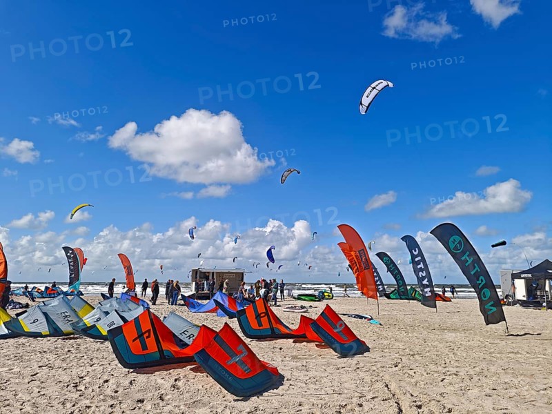 California kitesurfing Masters 2025 on the edge of the Wadden Sea UNESCO World Heritage Site, North Sea, beach, kitesurfing, sport, leisure, summer, sun, blue sky, white clouds, Ording, Sankt Peter-Ording, Schleswig-Holstein, Germany