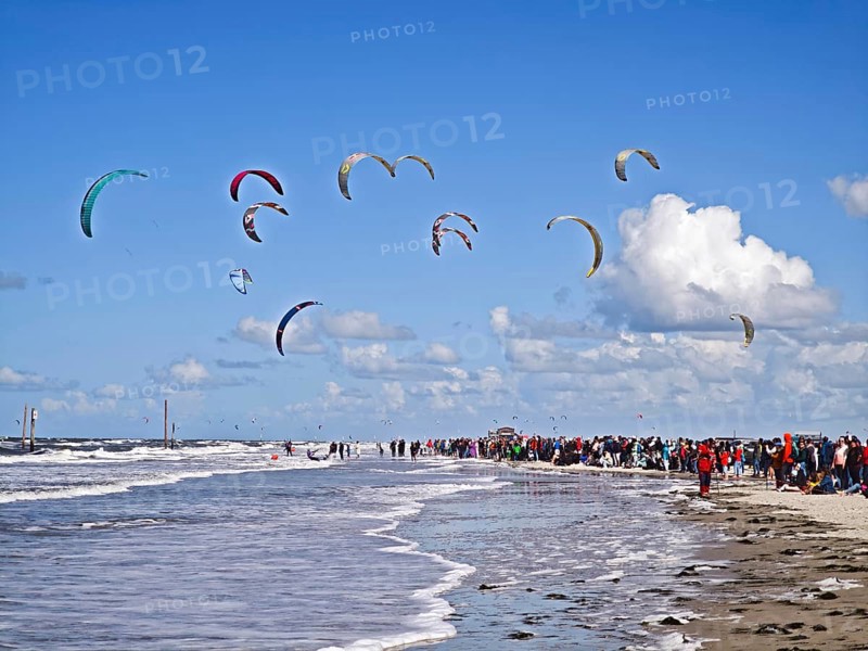 California kitesurfing Masters 2025 on the edge of the Wadden Sea UNESCO World Heritage Site, North Sea, beach, kitesurfing, sport, leisure, spectators, summer, sun, blue sky, white clouds, Ording, Sankt Peter-Ording, Schleswig-Holstein, Germany