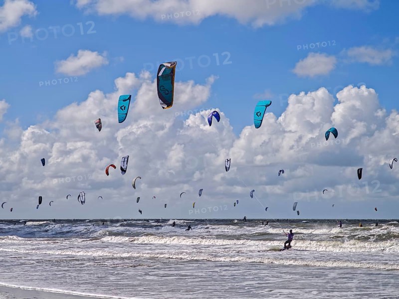 California kitesurfing Masters 2025 on the edge of the Wadden Sea UNESCO World Heritage Site, North Sea, beach, kitesurfing, sport, leisure, strong wind, high waves, whitecaps, summer, sun, blue sky, white clouds, Ording, Sankt Peter-Ording, Schleswig-Holstein, Germany