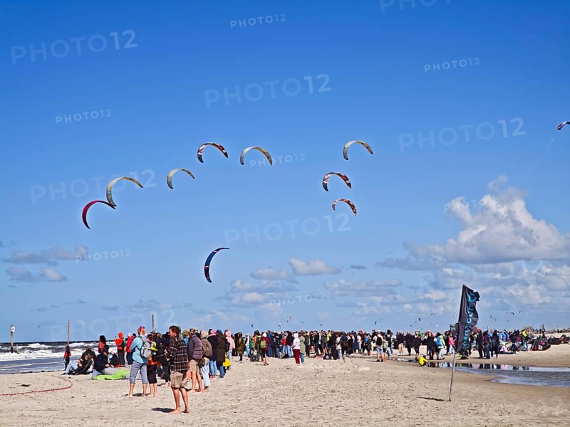 California kitesurfing Masters 2025 on the edge of the Wadden Sea UNESCO World Heritage Site, North Sea, beach, kitesurfing, sport, leisure, spectators, summer, sun, blue sky, white clouds, Ording, Sankt Peter-Ording, Schleswig-Holstein, Germany