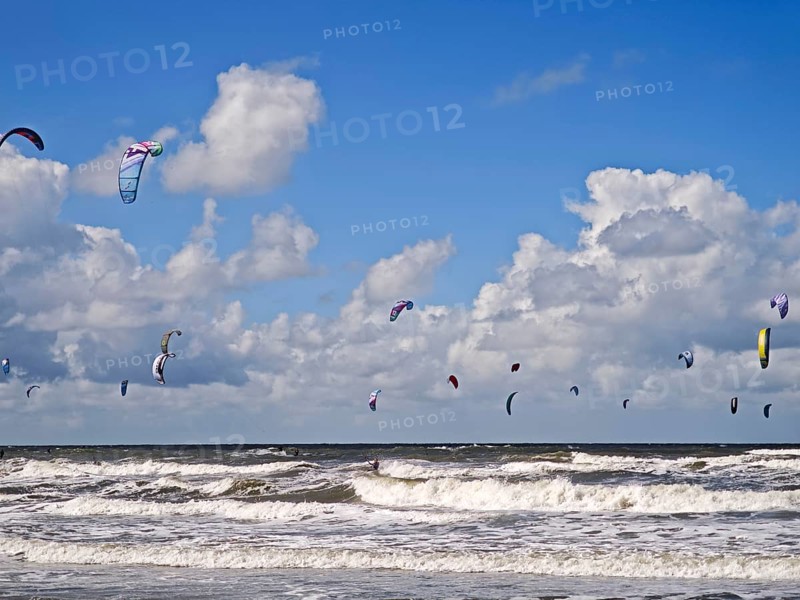 California kitesurfing Masters 2025, kitesurfing on the edge of the UNESCO Wadden Sea National Park, sport, leisure, competition, strong wind, high waves, whitecaps, beach, sun, summer, blue sky, white clouds, Ording, Sankt Peter-Ording, Schleswig-Holstein, Germany