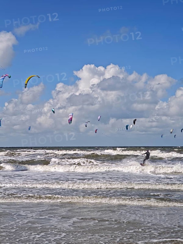 California kitesurfing Masters 2025, kitesurfing on the edge of the UNESCO Wadden Sea National Park, sport, leisure, competition, strong wind, high waves, whitecaps, beach, sun, summer, blue sky, white clouds, Ording, Sankt Peter-Ording, Schleswig-Holstein, Germany