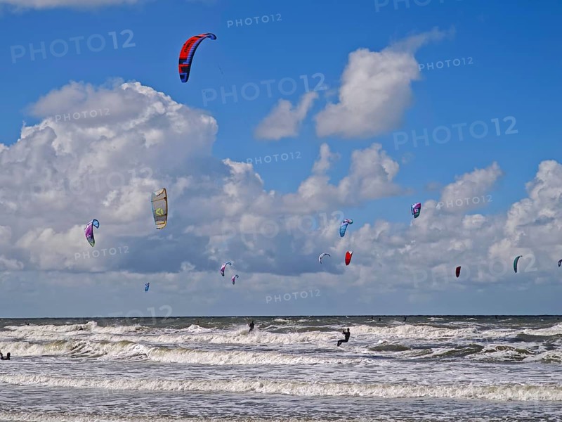 California kitesurfing Masters 2025, kitesurfing on the edge of the UNESCO Wadden Sea National Park, sport, leisure, competition, strong wind, high waves, whitecaps, beach, sun, summer, blue sky, white clouds, Ording, Sankt Peter-Ording, Schleswig-Holstein, Germany