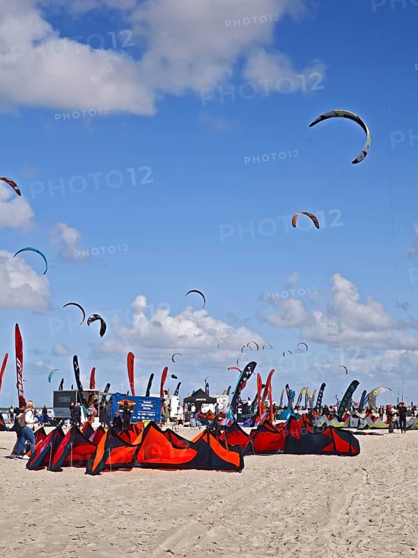 California kitesurfing Masters 2025, kitesurfing on the edge of the UNESCO Wadden Sea National Park, sport, leisure, competition, beach, sun, summer, blue sky, white clouds, Ording, Sankt Peter-Ording, Schleswig-Holstein, Germany