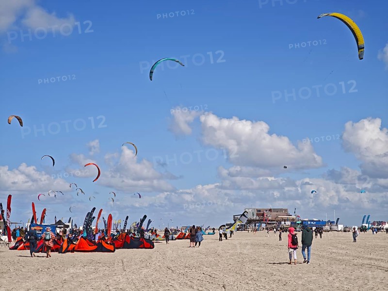 California kitesurfing Masters 2025, kitesurfing on the edge of the UNESCO Wadden Sea National Park, sport, leisure, competition, beach, sun, summer, blue sky, pile dwelling, white clouds, Ording, Sankt Peter-Ording, Schleswig-Holstein, Germany