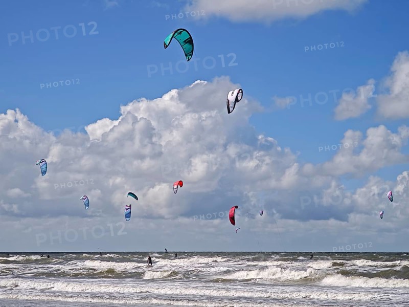 California kitesurfing Masters 2025, kitesurfing on the edge of the UNESCO Wadden Sea National Park, sport, leisure, competition, strong wind, high waves, whitecaps, beach, sun, summer, blue sky, white clouds, Ording, Sankt Peter-Ording, Schleswig-Holstein, Germany