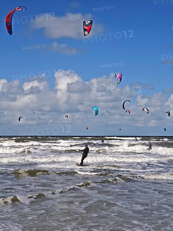 California kitesurfing Masters 2025, kitesurfing on the edge of the UNESCO Wadden Sea National Park, sport, leisure, competition, strong wind, high waves, whitecaps, beach, sun, summer, blue sky, white clouds, Ording, Sankt Peter-Ording, Schleswig-Holstein, Germany