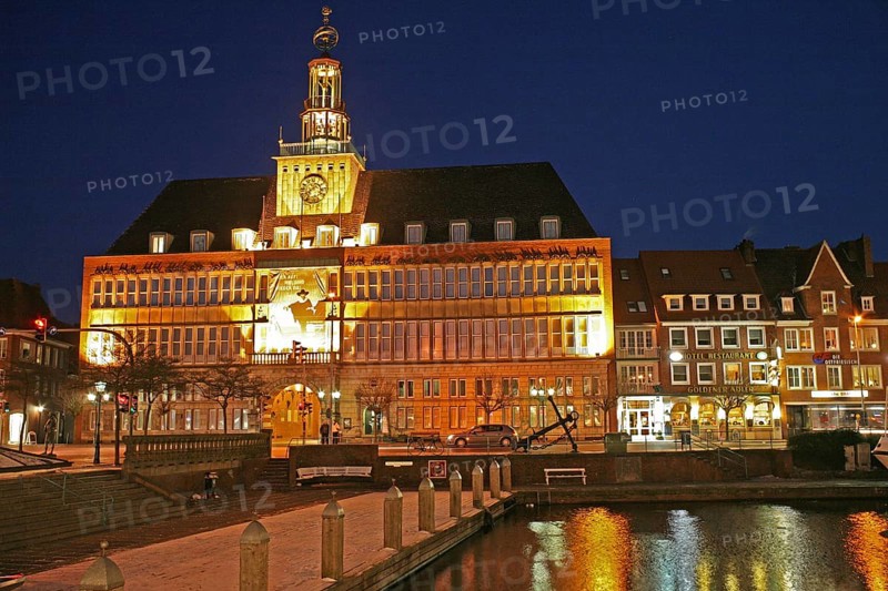 Town hall, city, Emden, illuminated, at the Ratsdelft, landmark, East Frisia, Germany