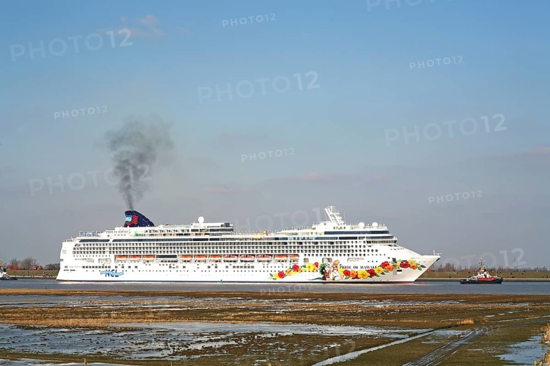 Cruise ship, Pride of Hawaii, newbuilding, Meyer shipyard, Papenburg, delivery voyage, Ems, North Sea, Germany