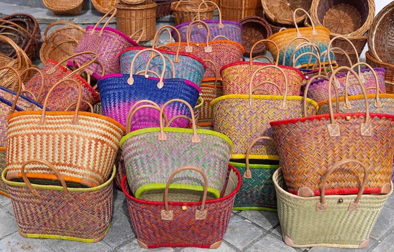 Basket weaver, basket, baskets, craft, tradition, farmers market, Pinzgau