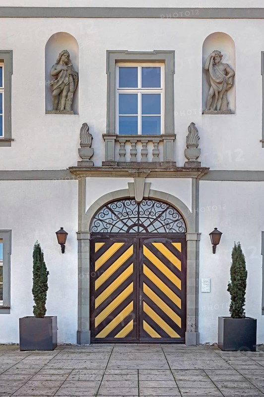 West façade with large Tor tor and two stone figures, New Castle in Kisslegg, Allgäu, Baden-Württemberg, Germany