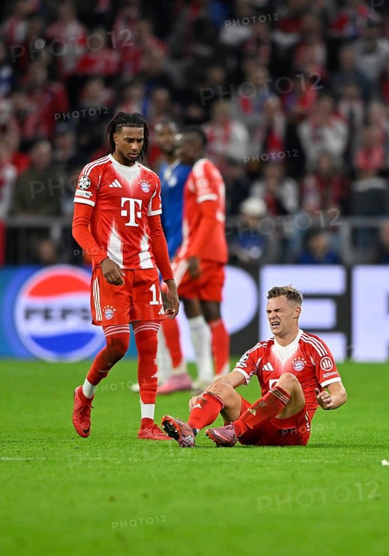 Joshua Kimmich FC Bayern Munich FCB (06) injured Injury Michael Olise FC Bayern Munich FCB (17) Champions League, Allianz Arena, Munich, Bayern, Germany