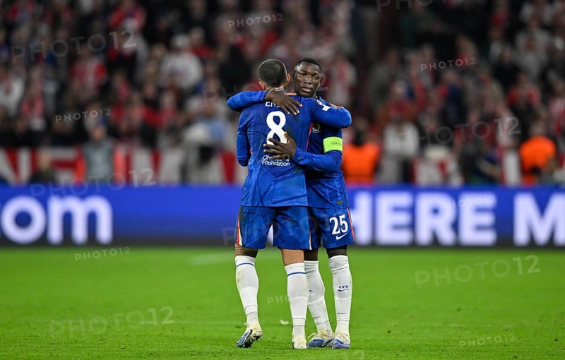 Enzo Fernandez Chelsea FC The Blues (08) has to leave the pitch and hands over the captain's armband to Moises Caicedo Chelsea FC The Blues (25) Hug Champions League, Allianz Arena, Munich, Bavaria, Germany